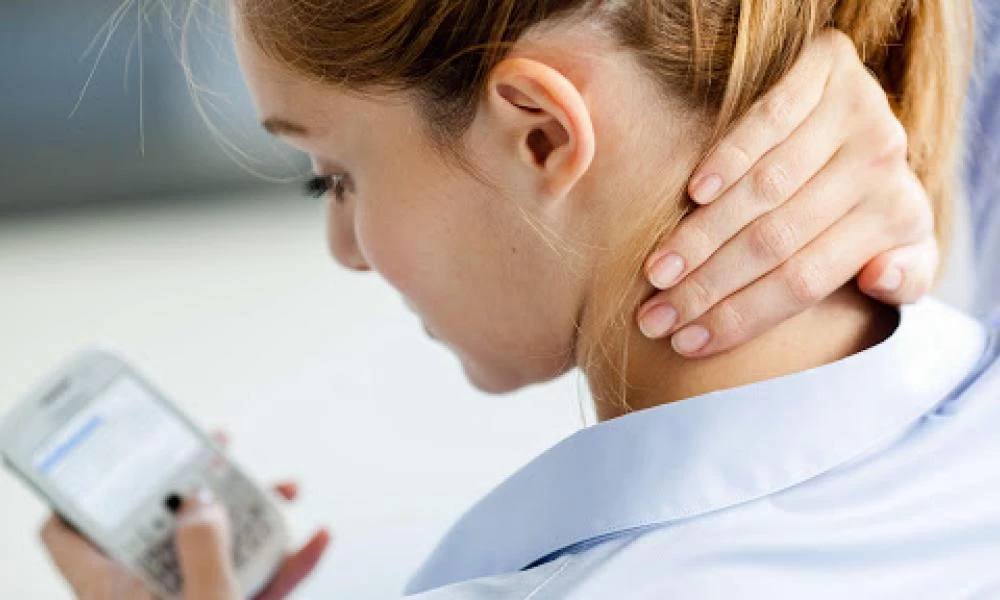 Πανδημία: Όλο και περισσότεροι νέοι με προβλήματα στη σπονδυλική στήλη